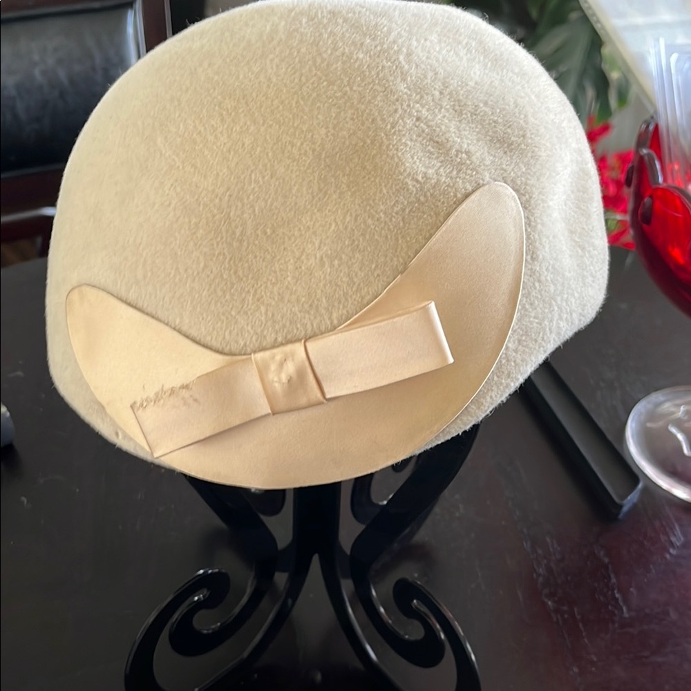 Cream Beret with Bow Accent